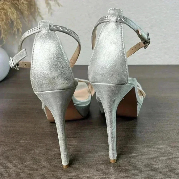 PELLE MODA Onora T-strap Sandal In Platinum Size 10M - Picture 5 of 10